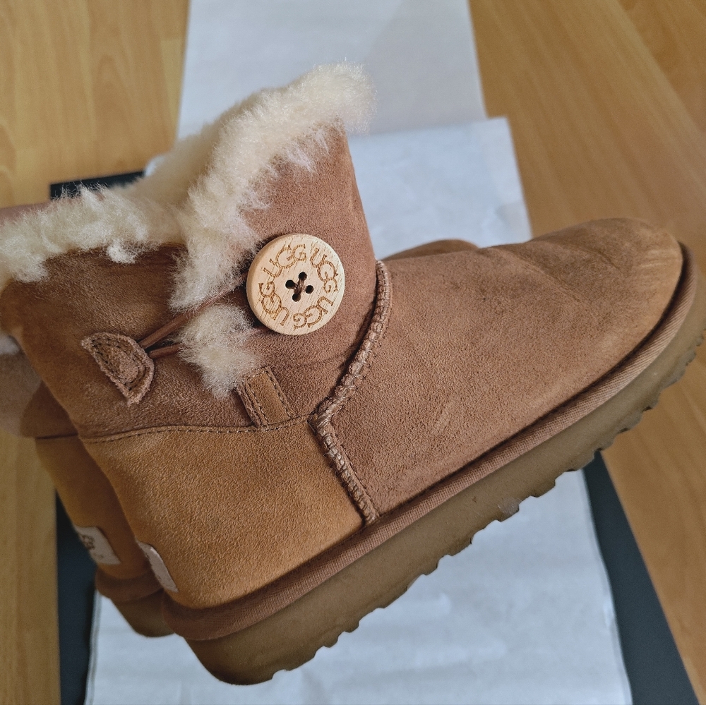 UGG Tan Short Shearling Winter Boots - 7 US/38 EU - Picture 6 of 11